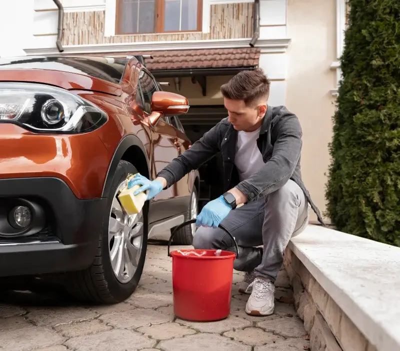 Lavage auto à domicile Bram : professionnel intervenant sur un véhicule
